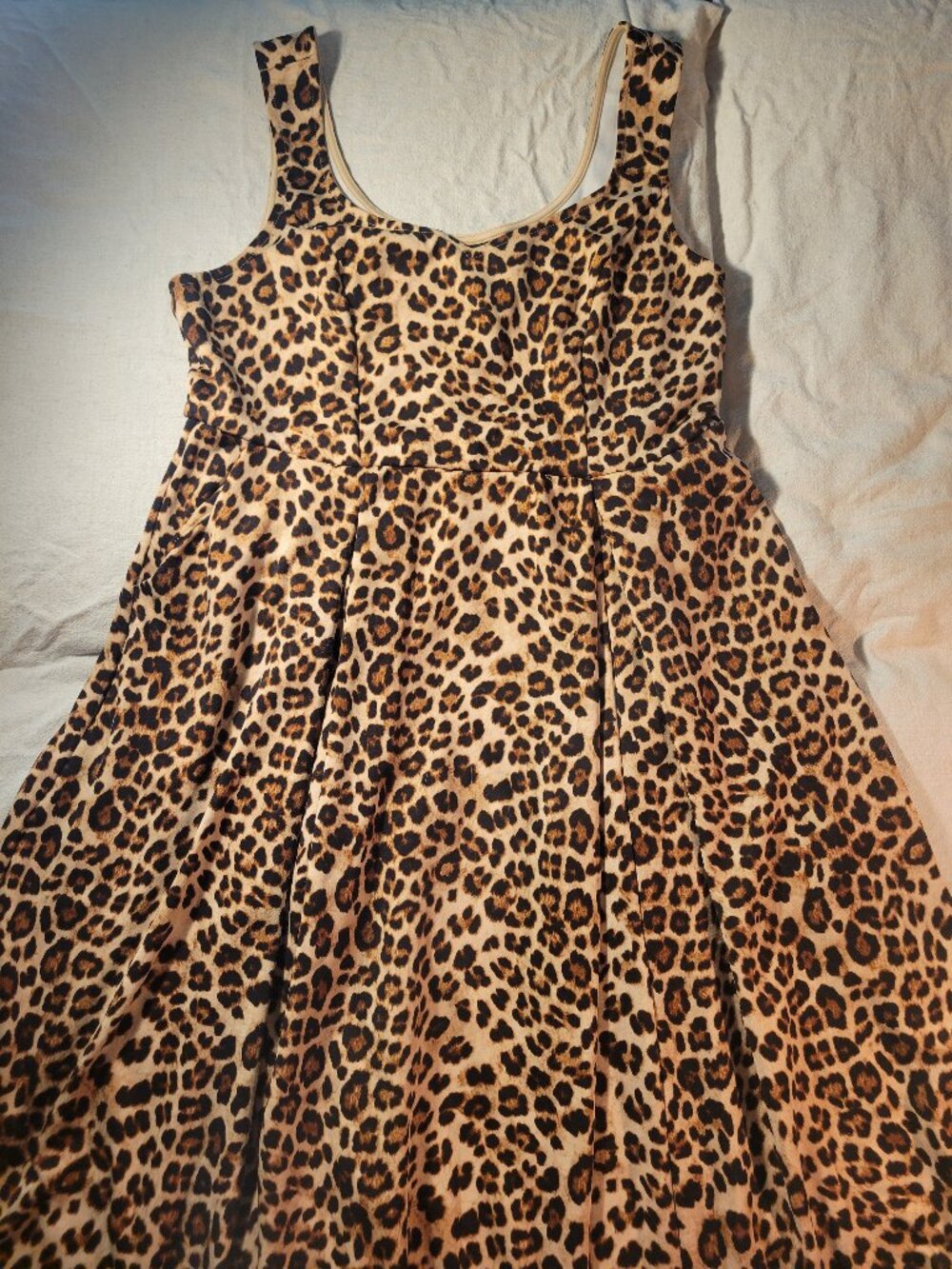 TORRID Leopard Dress . 2XL . pockets!  . v neck . tea length . plus size